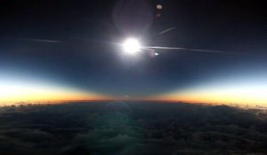 Assister à une éclipse de soleil en plein vol en avion au-dessus de l'Alaska