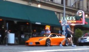 Un rider saute en BMX sur une Lamborghini en pleine rue !