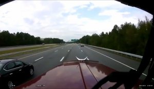 Un chauffard coupe la route d'un camion et provoque un gros accident sur l'autoroute
