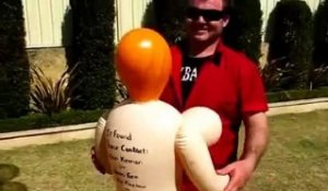 Une poupée gonflable gonflée à l'hélium : elle s'envole !!