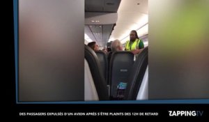 Des passagers expulsés d'un avion après s'être plaints des 12 heures de retard (vidéo)