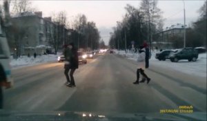 Cette jeune fille qui traverse va avoir très chaud, presque ecrasée par un bus fou