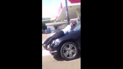 Enervee Sa Femme Conduit Avec Son Mari Sur Le Capot De La Voiture Sur Orange Videos