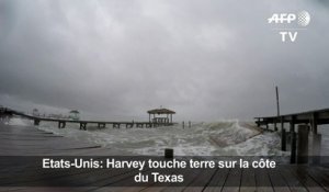 Harvey touche terre et menace la côte du Texas d'inondations
