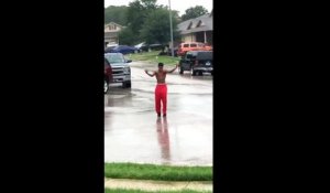 Ils dansent pour défier l'ouragan harvey en pleine rue sous la tempête !