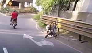 Ce cycliste s'explose contre un mur.. TOUT SEUL !! Bien joué Armstrong ;)