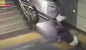 Chine : Une femme tombe à travers un escalator ! (Vidéo)