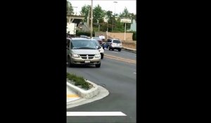 Road rage : ce gars se fait trainer par une voiture les fesses à l'air