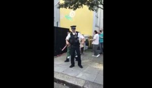 Ce policier est un danseur extraordinaire !! Carnaval de Notting Hill