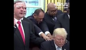 Donald Trump prie avec des leaders spirituels