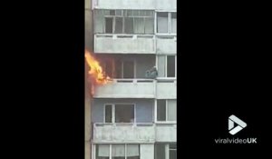 Cet homme prend d'énormes risques pour eteindre un feu d'appartement