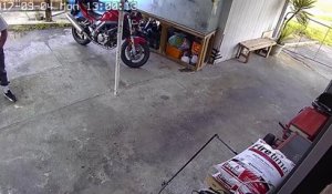 Ce voleur rentre dans le jardin et part avec la moto !!