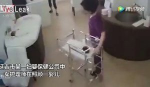 Cette infirmière chinoise fait tomber un nouveau né de son lit à l'hôpital !!