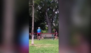 Ce cycliste surprend tout le monde dans un parc !