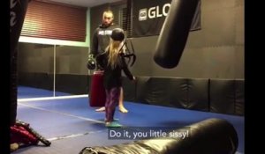 Une petite fille demande à un combattant MMA un véritable coup de pied !