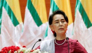 Aung San Suu Kyi sort de son silence