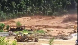 Une inondation impressionnante suite à la rupture d'un barrage