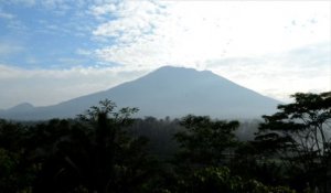 A Bali, des milliers de personnes fuient un volcan en activité