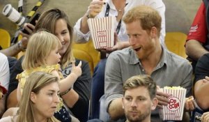 Sans complexe, une adorable fillette vole du popcorn au prince Harry