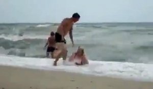 Ivres ce couple de russes n'arrive pas à sortir des vagues au bord de la plage !