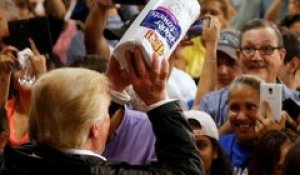 Lancer d'essuie-tout et maladresses: Trump à Porto Rico