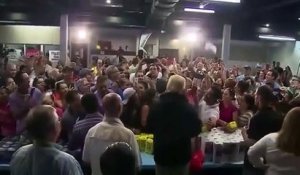 Donald Trump se prend pour un joueur de basketball lors de la distribution de l'essuie-tout à des sinistrés à Porto Rico