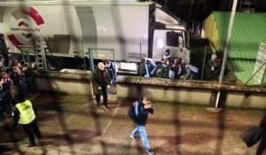 L'arrivée de joueurs de Marseille sous le regard des supporters d'Epinal