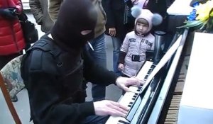 Ce soldat Ukrainien joue du piano... effrayant dans sa cagoule !