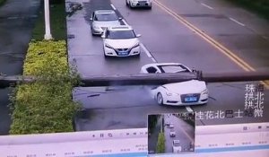 Ce conducteur se prend un bout de pont sur le toit de sa voiture
