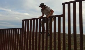 Cet homme nous montre comment escalader le mur à la frontière entre le mexique et les USA