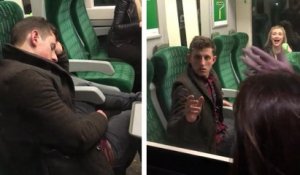 Des potes laissent un camarade endormi dans le train