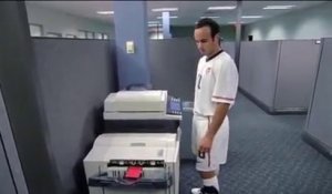 Quand un footballeur utilise une photocopieuse... carton rouge !