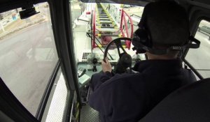 Un pompier conduit la remorque d'un camion-échelle