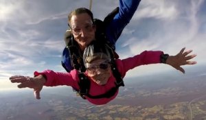 94ème anniversaire : saut en parachute d'un avion pour Mamie !