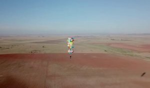 Accroché à 100 ballons d'hélium il s'envole à 2500m d'altitude au-dessus de l'Afrique du Sud !