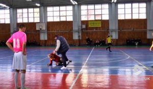 L'arbitre de futsal se fait démonter par l'entraîneur énervé en Russie !! Football en salle