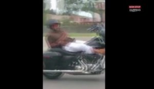 Il roule sur l'autoroute... Allongé sur sa moto ! (vidéo)