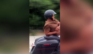 Un homme conduit sa moto d'une drôle de façon !