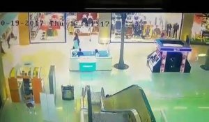 Une fillette se fait emporter par une rampe d’escalator