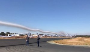 La fumée dégagée par cet avion fait des vagues dans les airs ! Vol en rase-motte