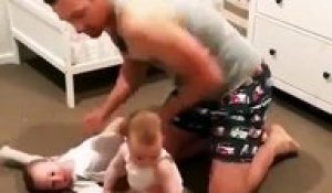 Ce père qui galère à mettre ses jumelles au lit est la vidéo la plus frustrante que vous verrez aujourd'hui
