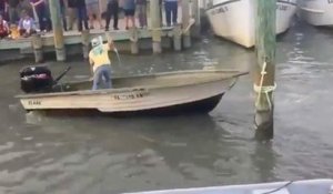 Un homme tente d'accrocher son bateau !