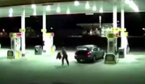 Une femme s'échappe de la voiture de son kidnappeur
