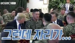 Pauvre soldat coincé entre Donald Trump et le président Sud-Coréen !