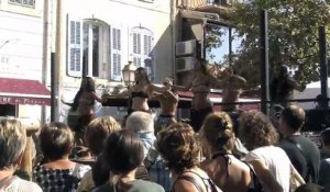 La troupe "Heiva I Tahiti" en pleine démonstration place Jean Jaurès