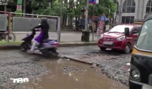 Chute d'une femme en scooter sur une route détruite en Inde !