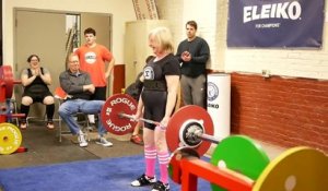 Soulever une haltère de 90kgs... à 76 ans !! Bravo Mamie !