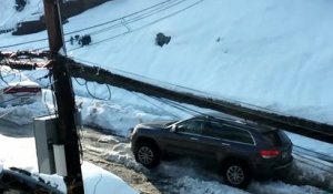 Un automobiliste est en grosse galère pour sortir sa voiture bloquée dans la neige