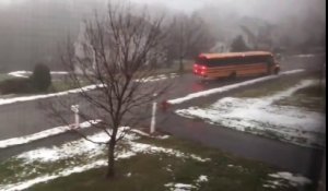 Ce bus d'école descend une rue en glissant en marche arrière sur le verglas !