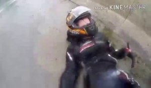 Ce motard essaie de proteger sa copine pendant leur chute à moto sur l'autoroute... Beau geste
